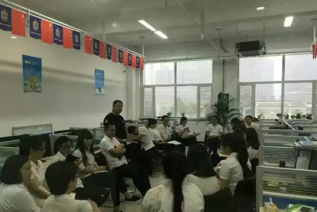 家人們開展學(xué)習(xí)探討活動。 