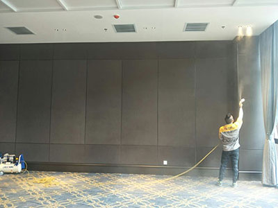 乾港集團的施工師傅們正在進行除甲醛施工